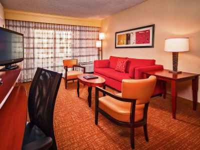 Courtyard 3* Hampton