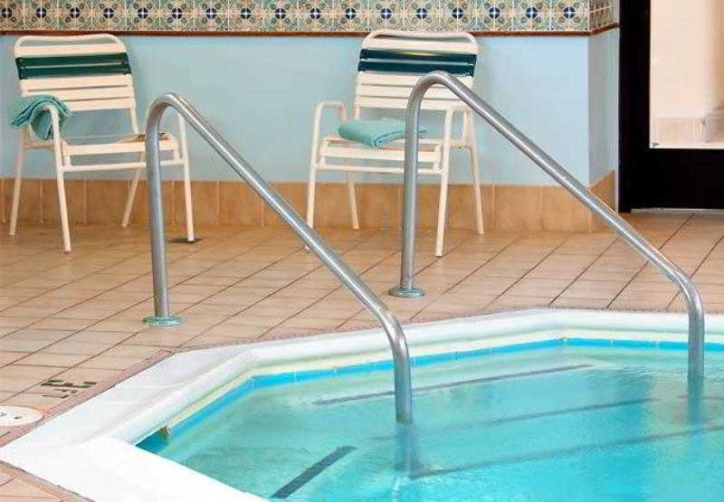 Courtyard 3* Hampton