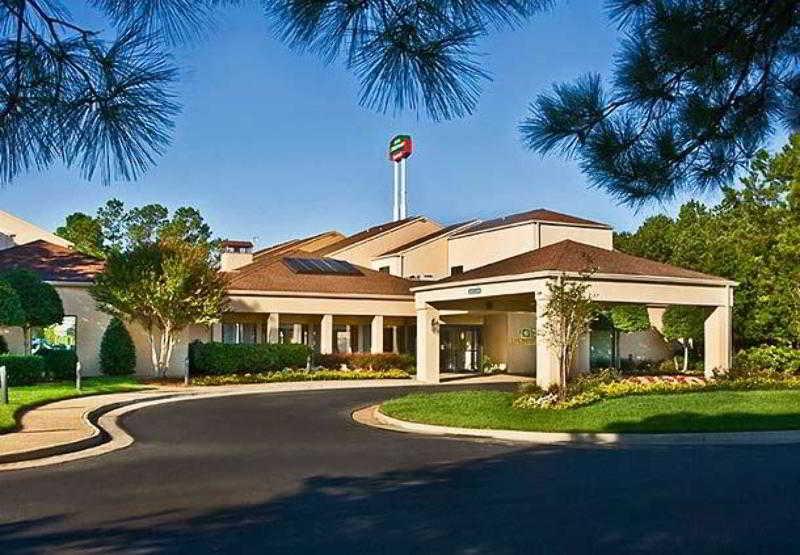 Courtyard 3* Hampton