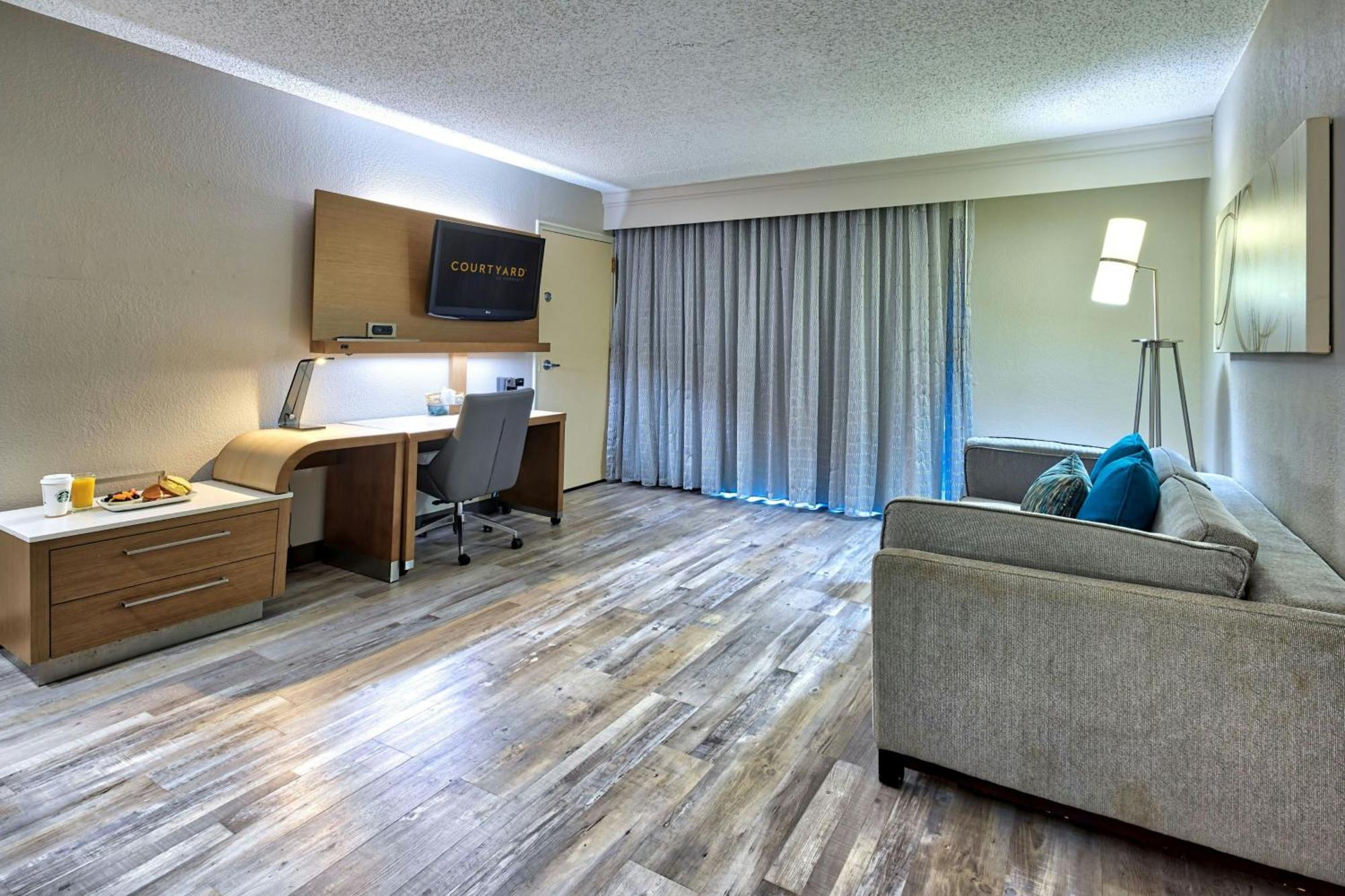 Courtyard Hotel 3*