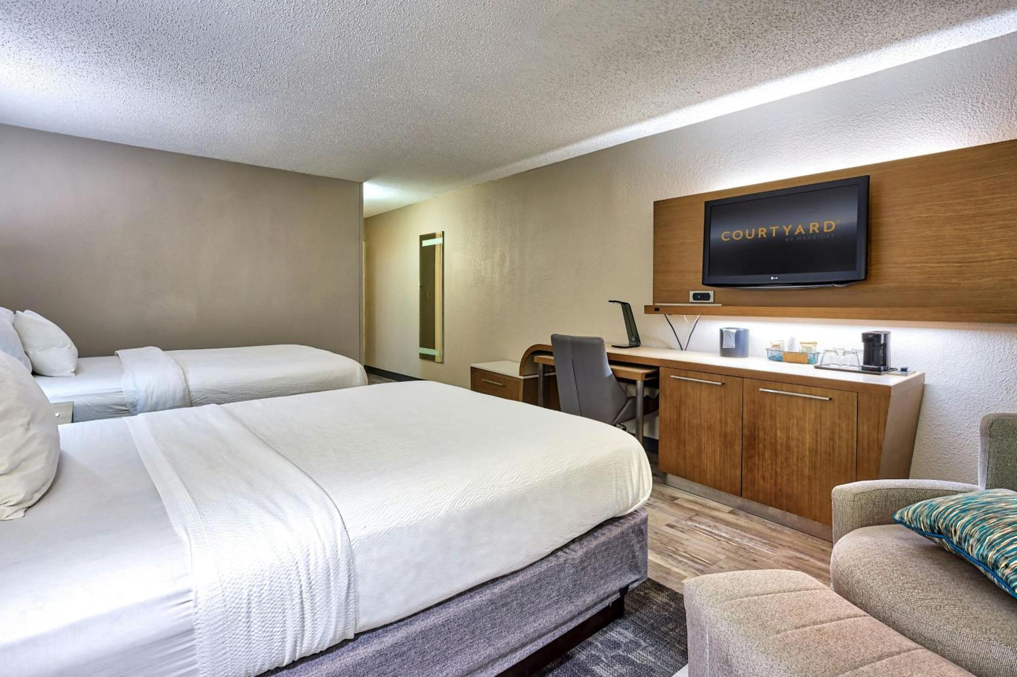 Courtyard 3* Hampton